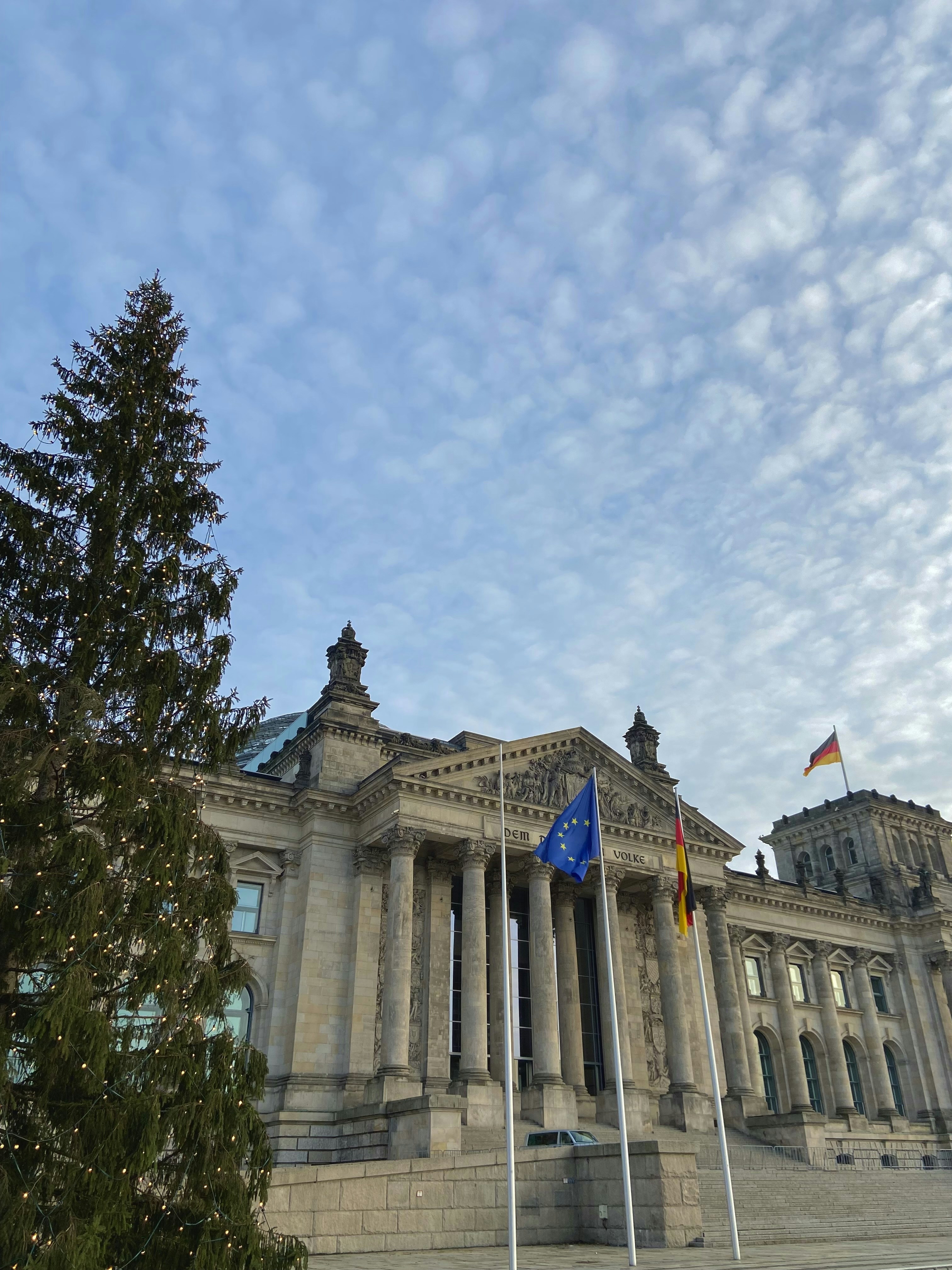 その前に旗がある大きな建物