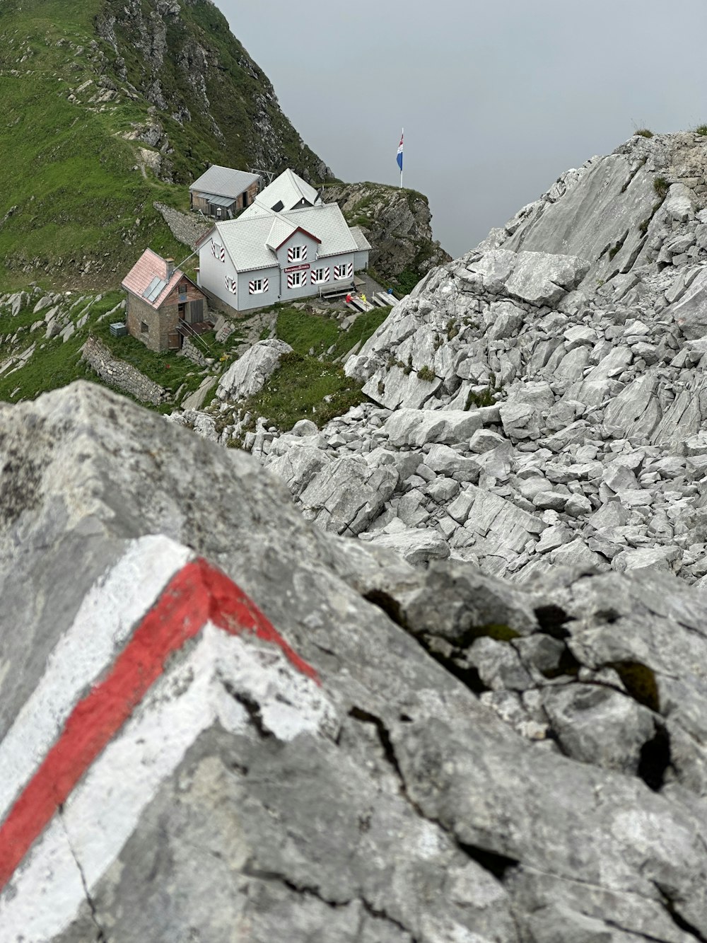Une maison au sommet d’une colline rocheuse
