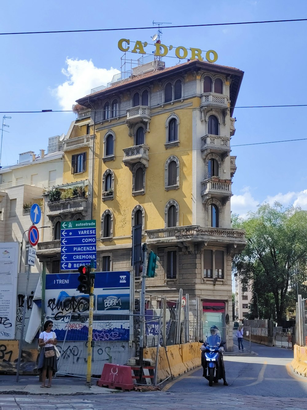 a motorcycle is parked in front of a building