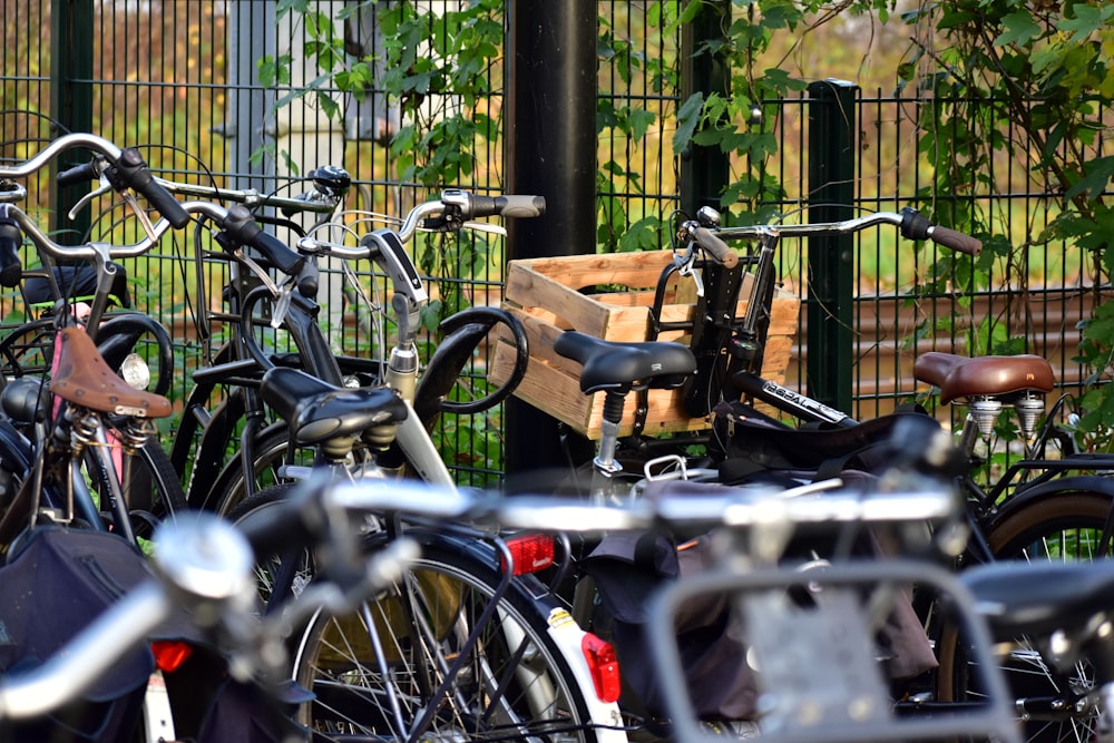 Un montón de bicicletas estacionadas una al lado de la otra