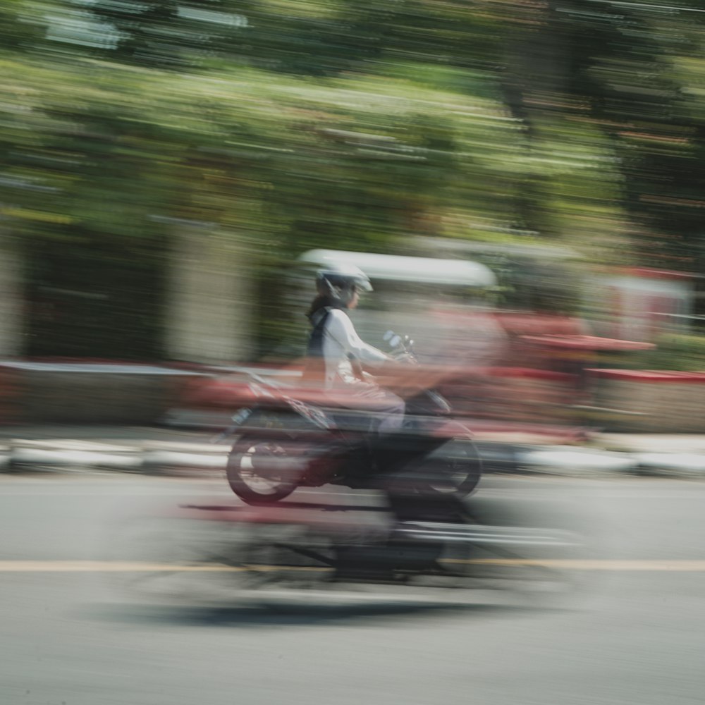 une photo floue d’une personne conduisant une moto