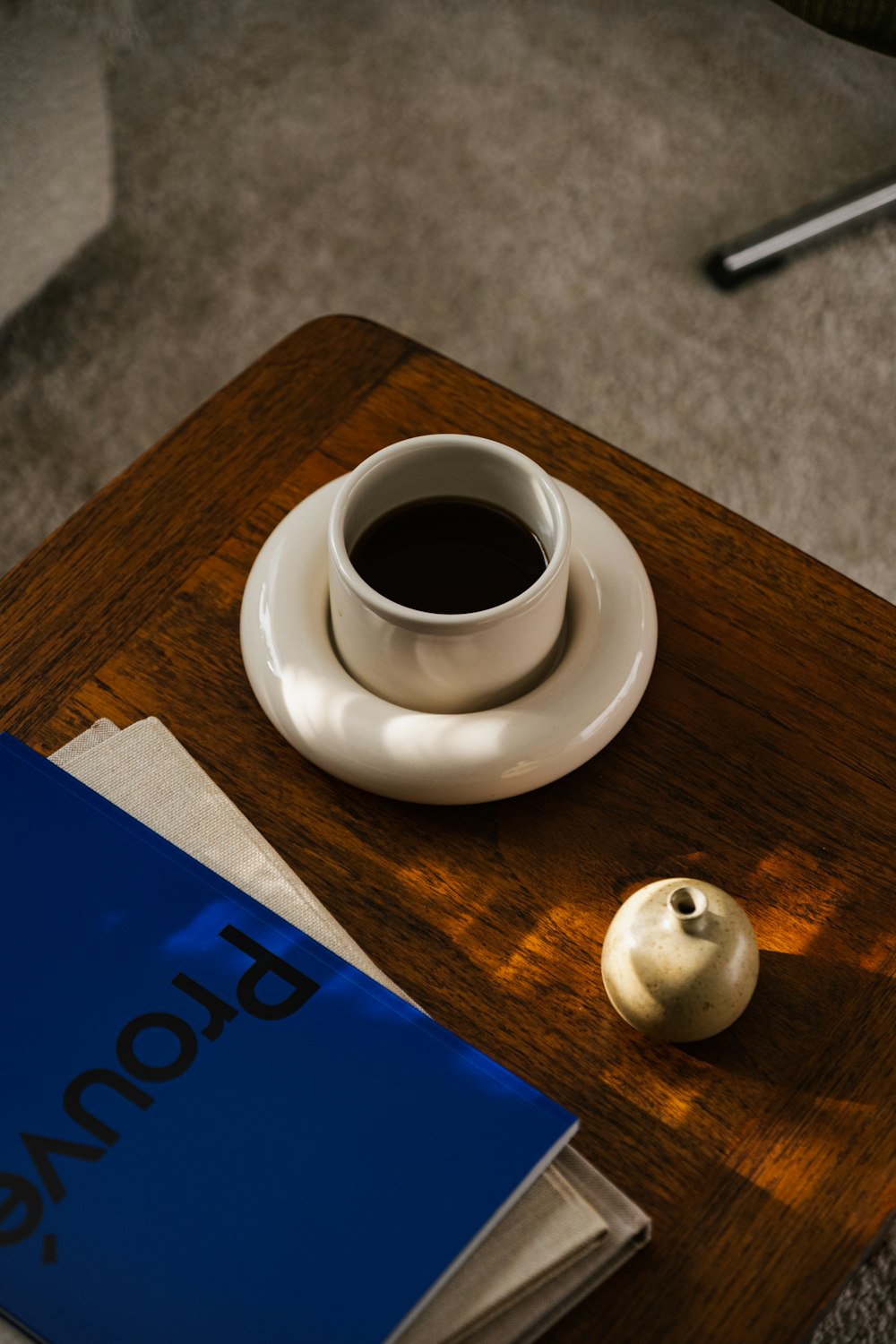 una taza de café y un libro sobre una mesa