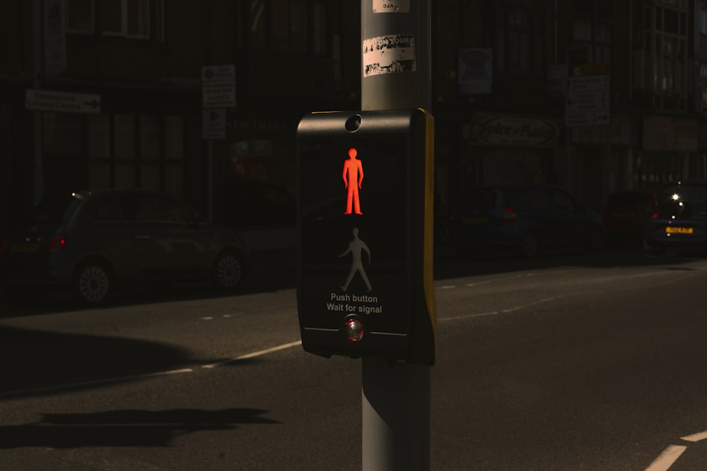 Una señal de paso de peatones en una calle de la ciudad