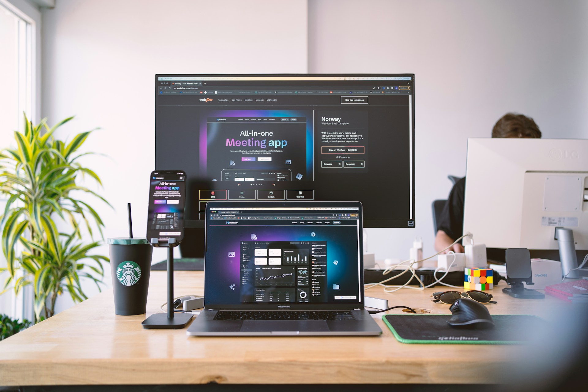 gray computer monitor