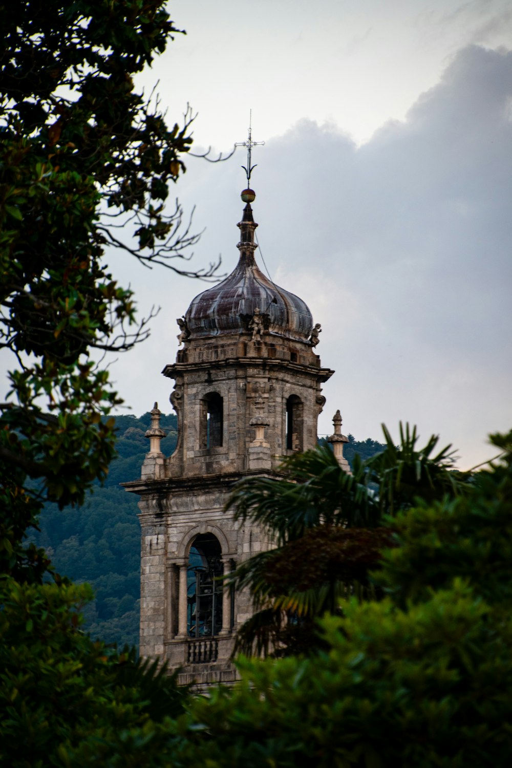 ein hoher Turm mit einer Uhr auf der Spitze