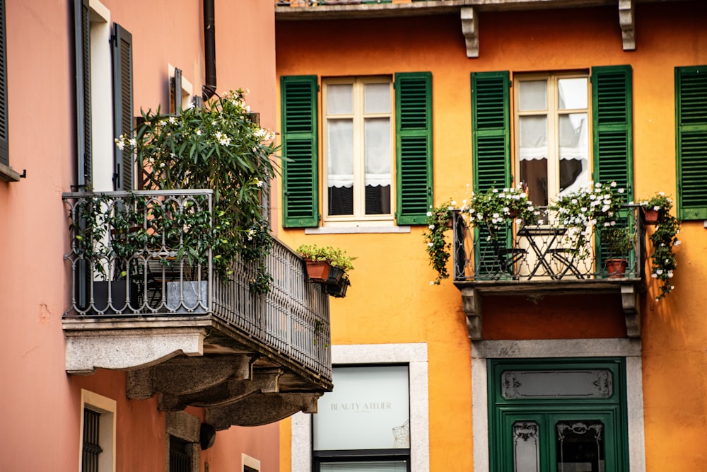 ein Gebäude mit begrünten Fensterläden und einem Balkon