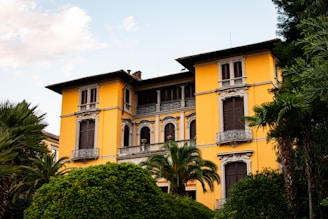 un grande condominio giallo