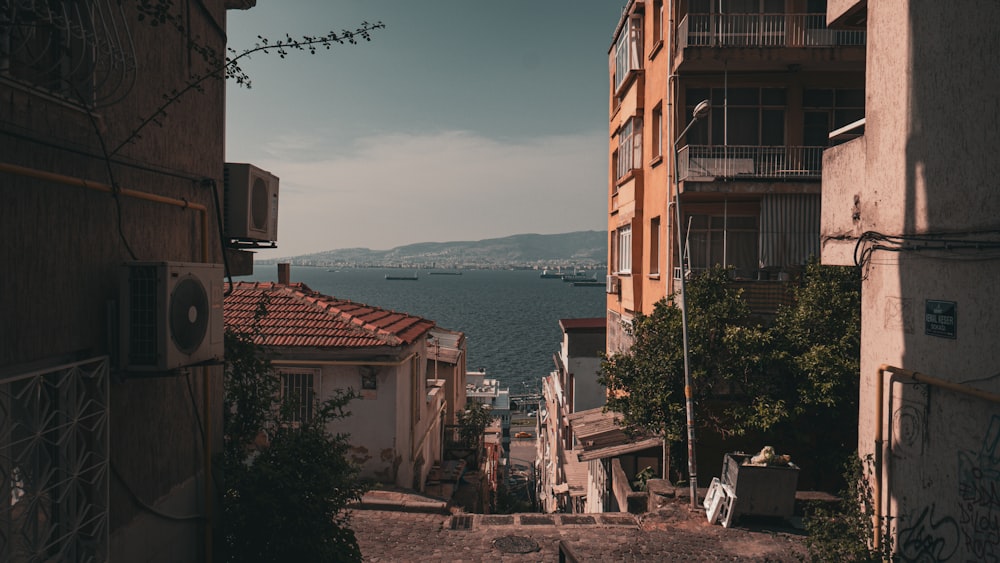 Una vista de una calle con edificios y un cuerpo de agua en la distancia