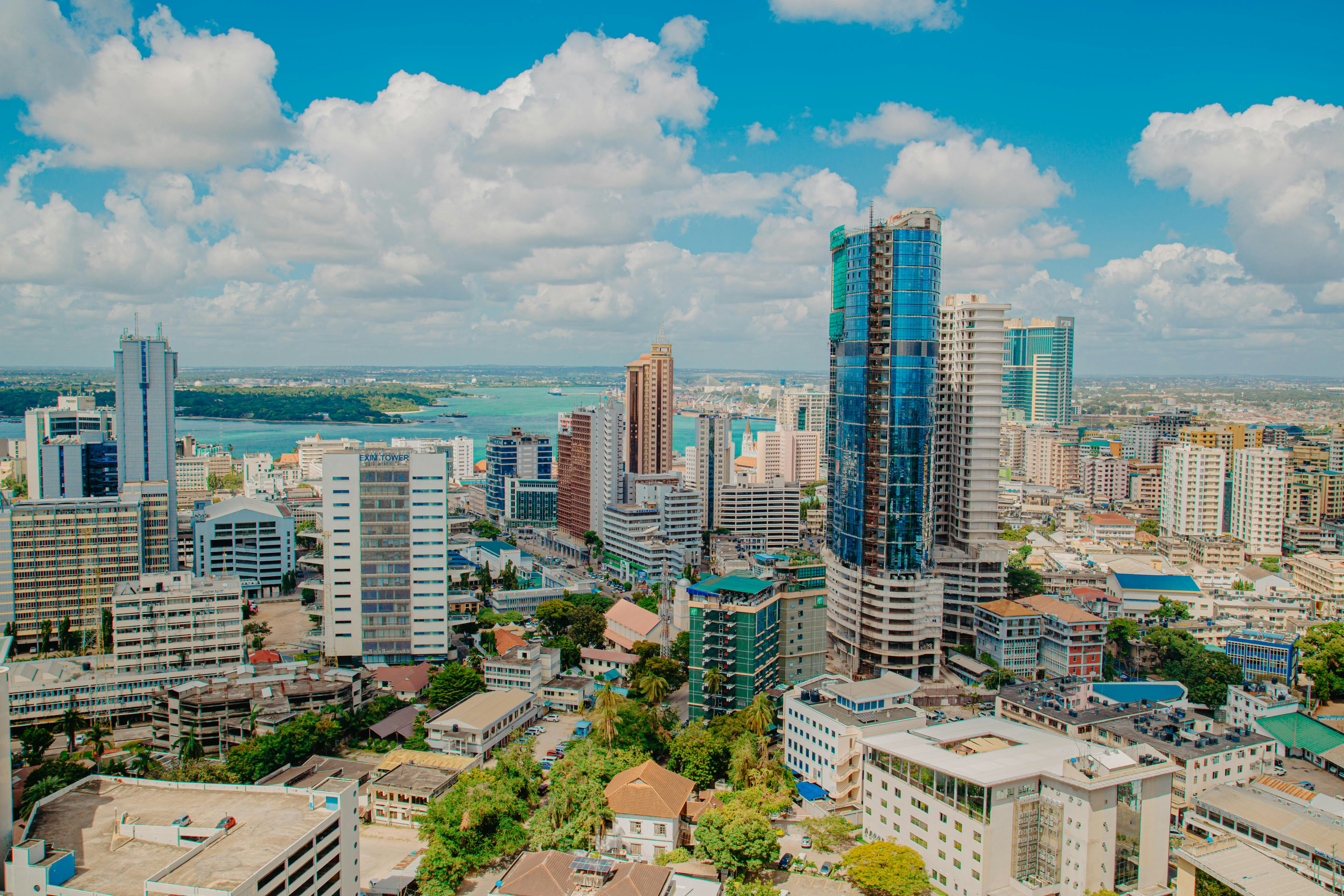 Una vista di una città con molti edifici alti