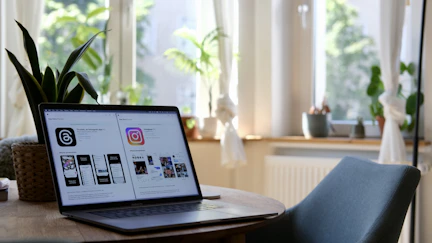 Un profesional revisa las analíticas de las redes sociales en un portátil en una oficina acogedora.