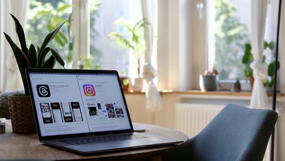 un ordinateur portable posé sur une table en bois