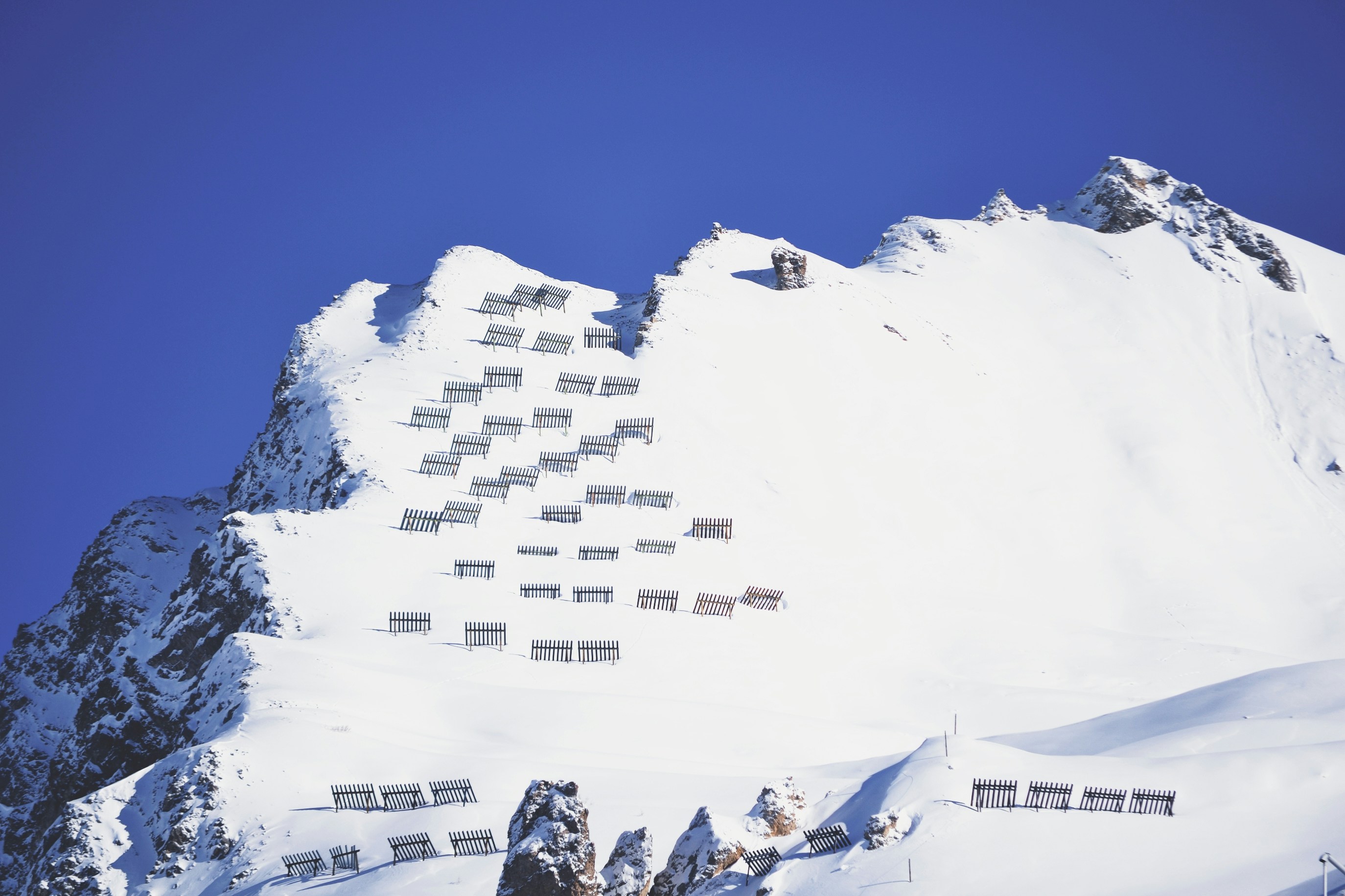ein schneebedeckter Berg mit einem Haufen Fenster darauf