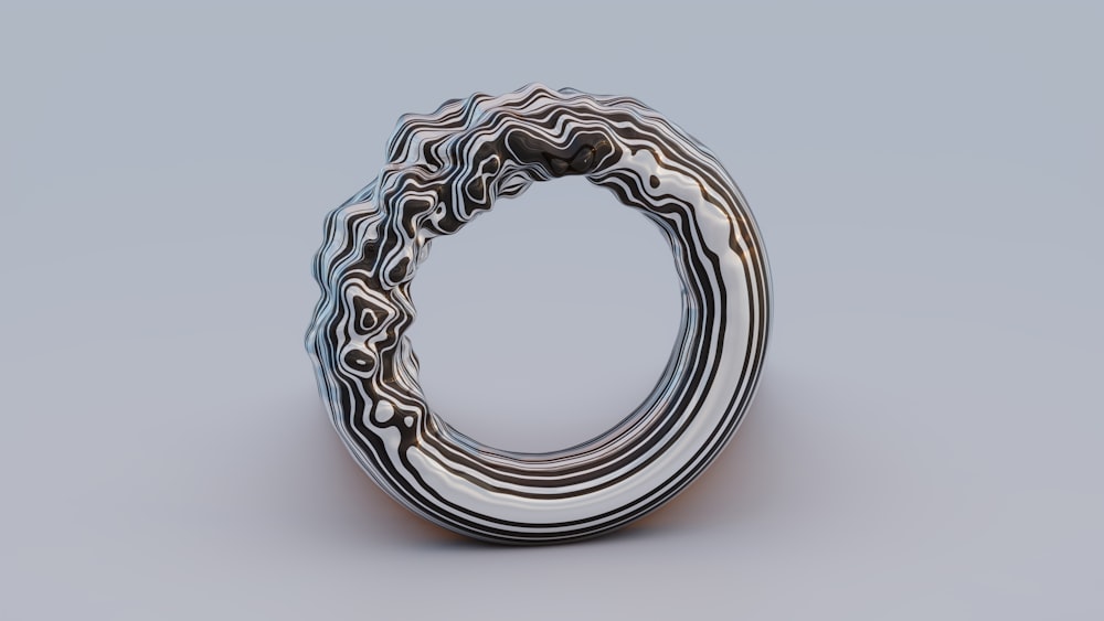um objeto de metal com um design circular sobre ele