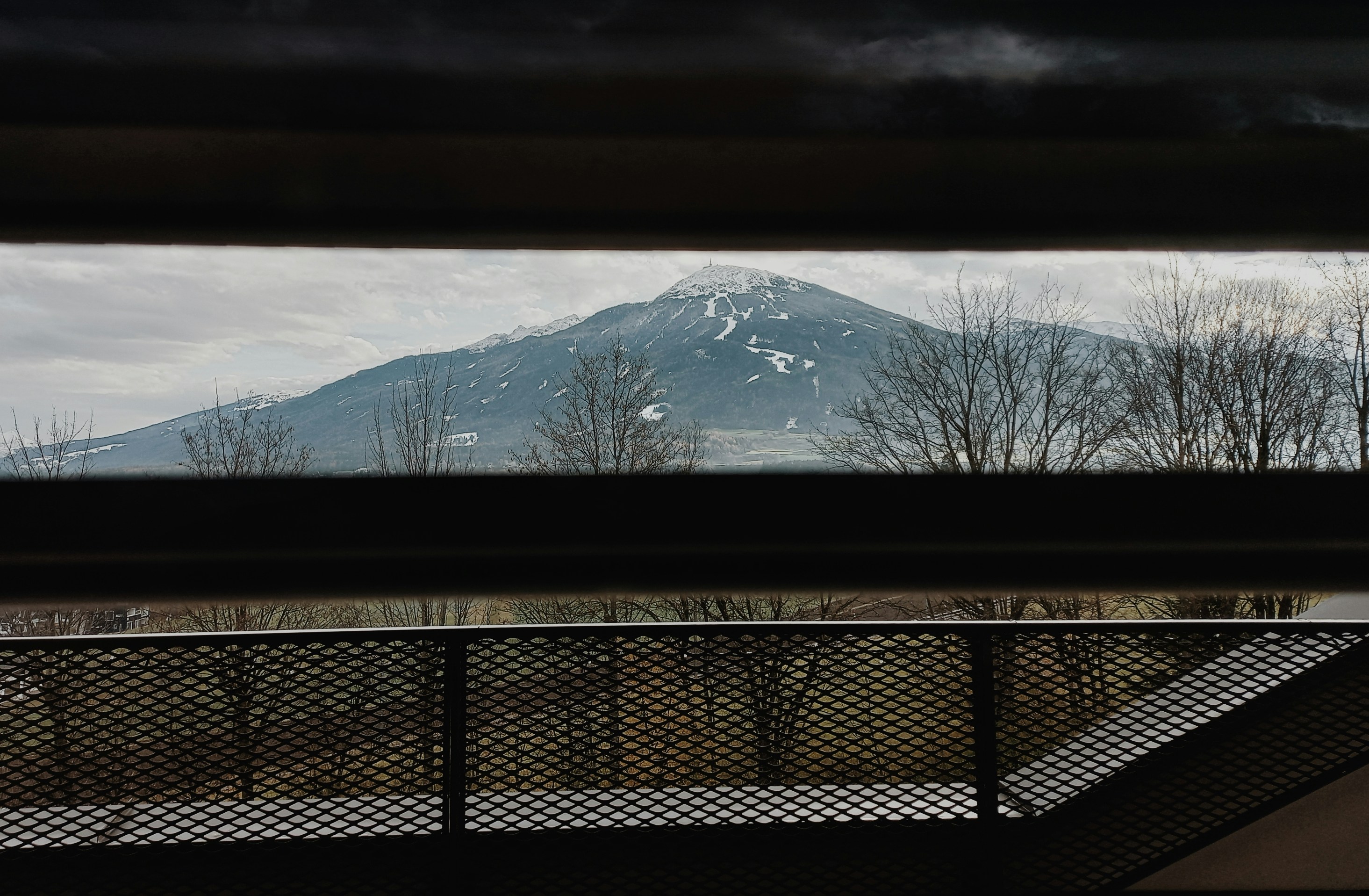 Blick aus dem Fenster auf einen schneebedeckten Berg