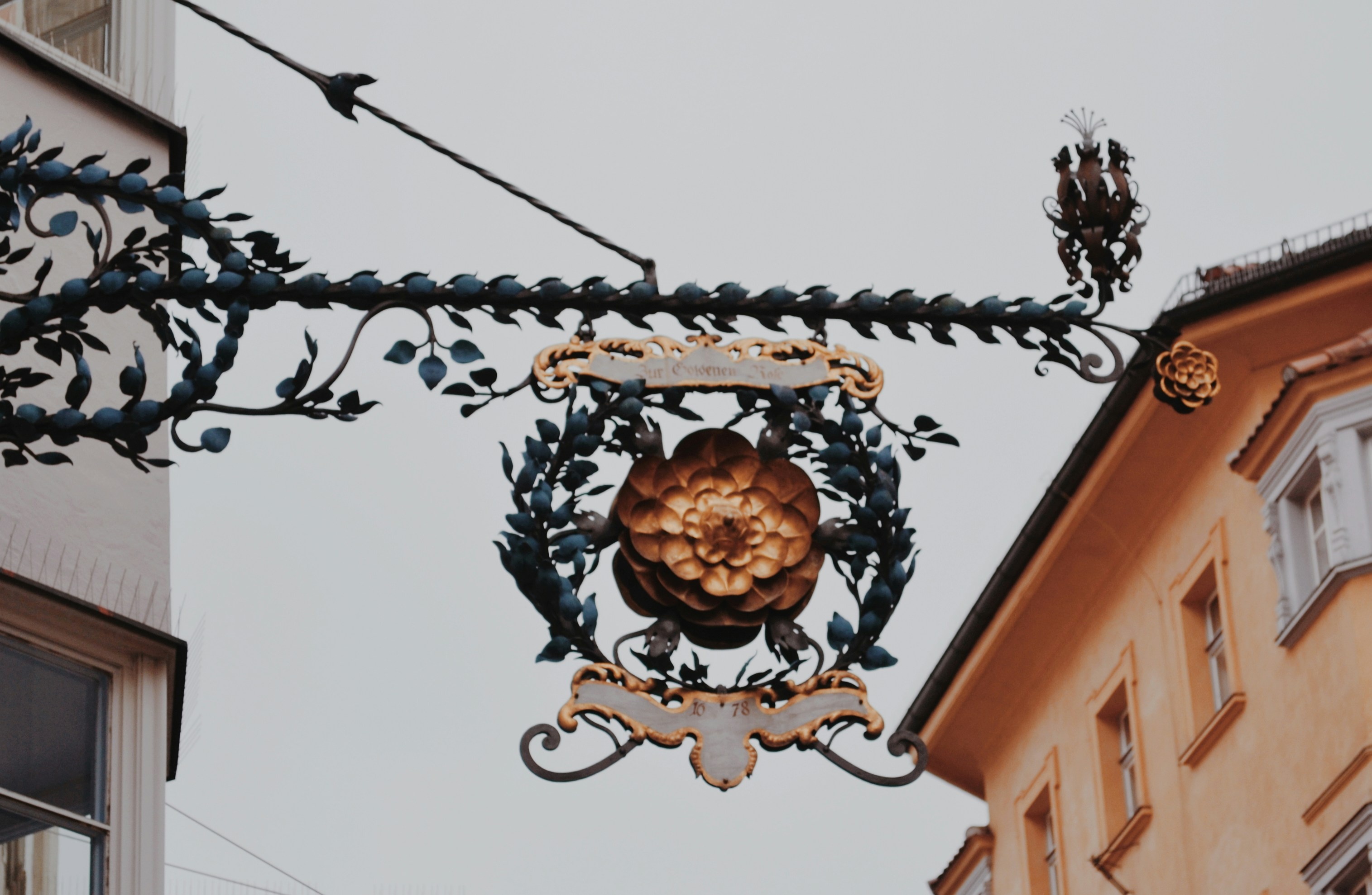 ein Schild, das an der Seite eines Gebäudes hängt