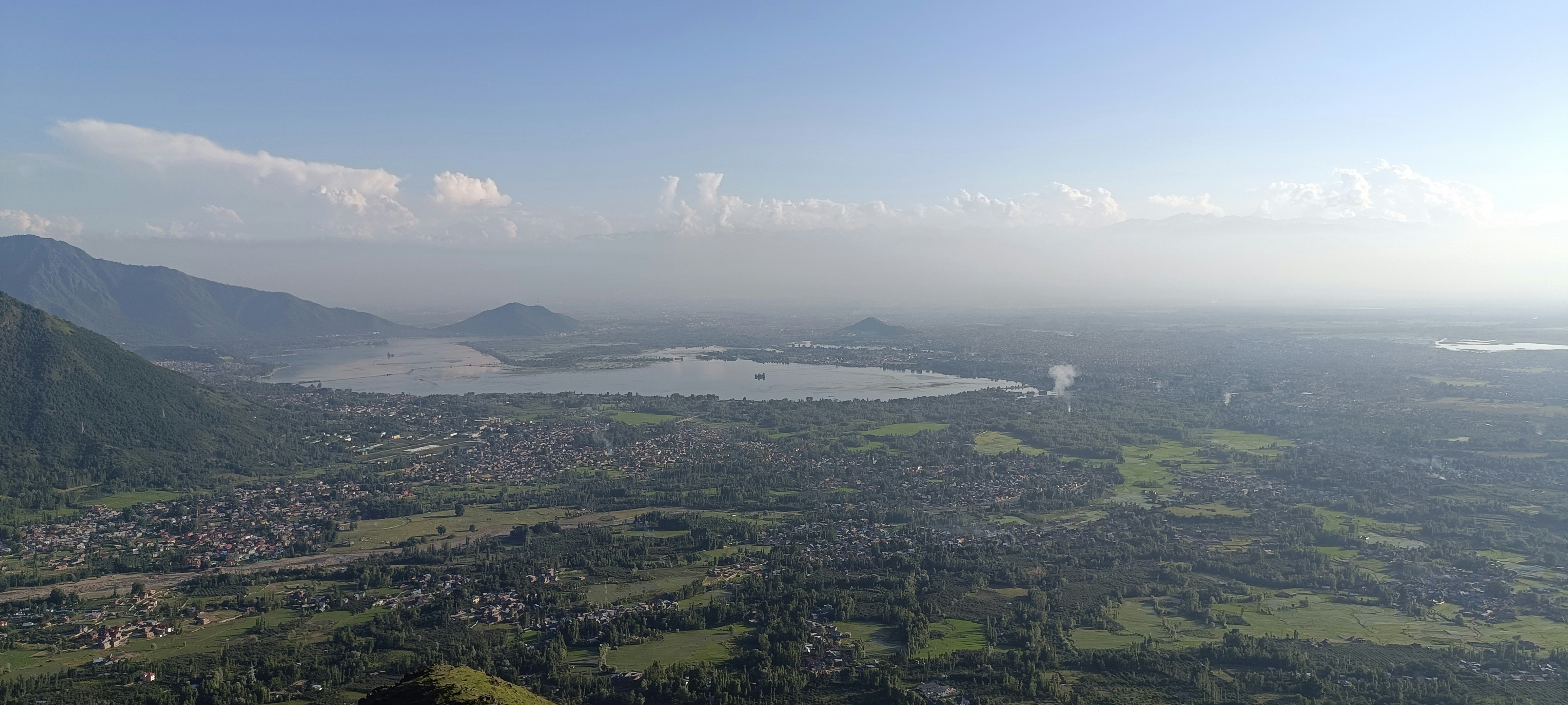 Luftaufnahme einer Stadt und eines Sees