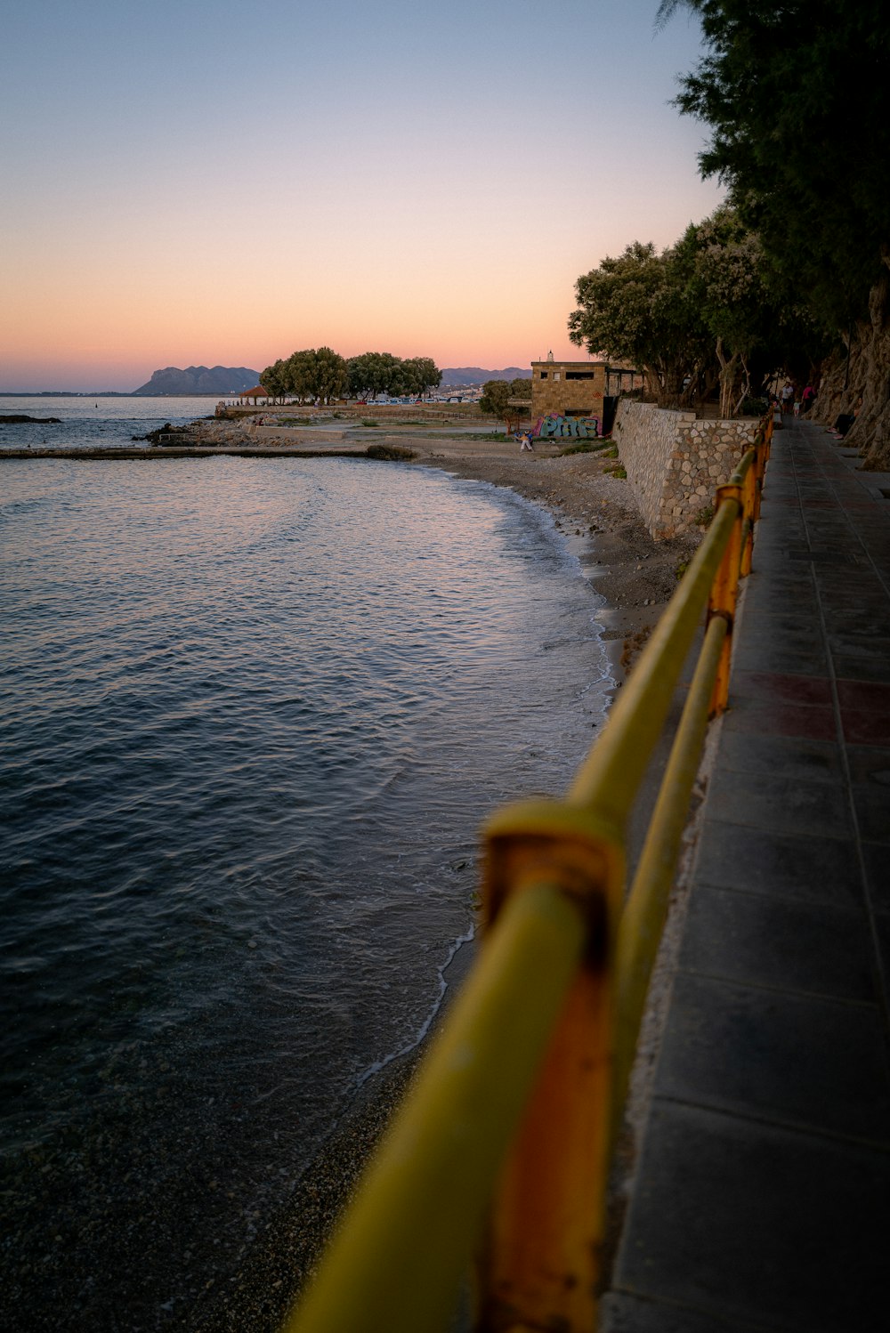 a view of the ocean from the shore line