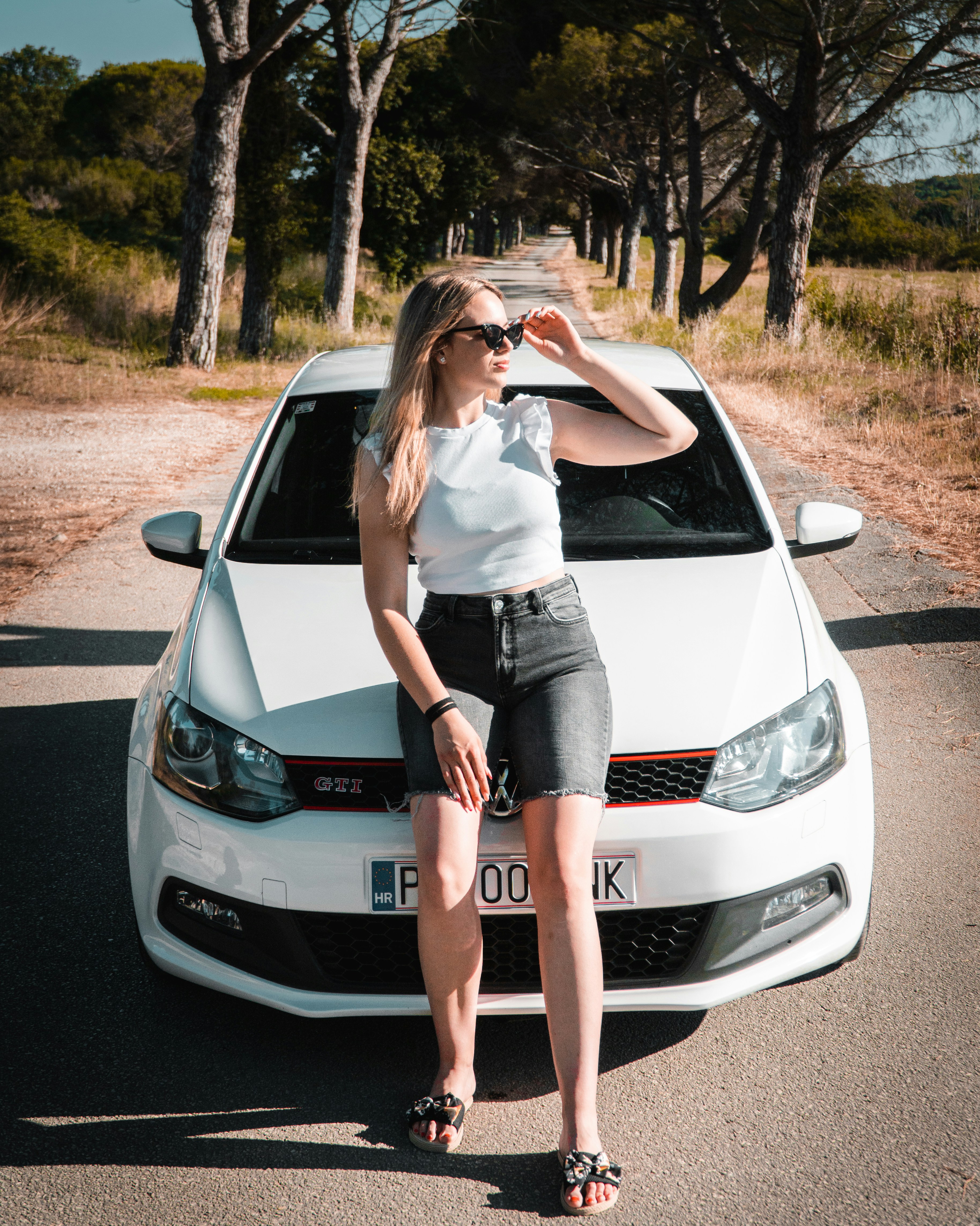 Una mujer sentada en el capó de un coche foto – Imagen de Coche gratuita en  Unsplash, image size:3000x3750
