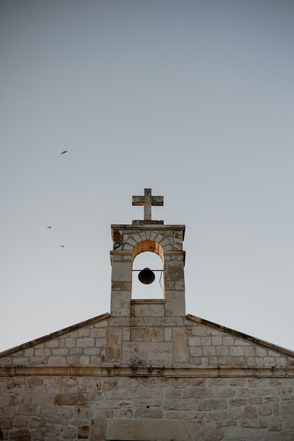 eine Kirche mit einem Kreuz darauf