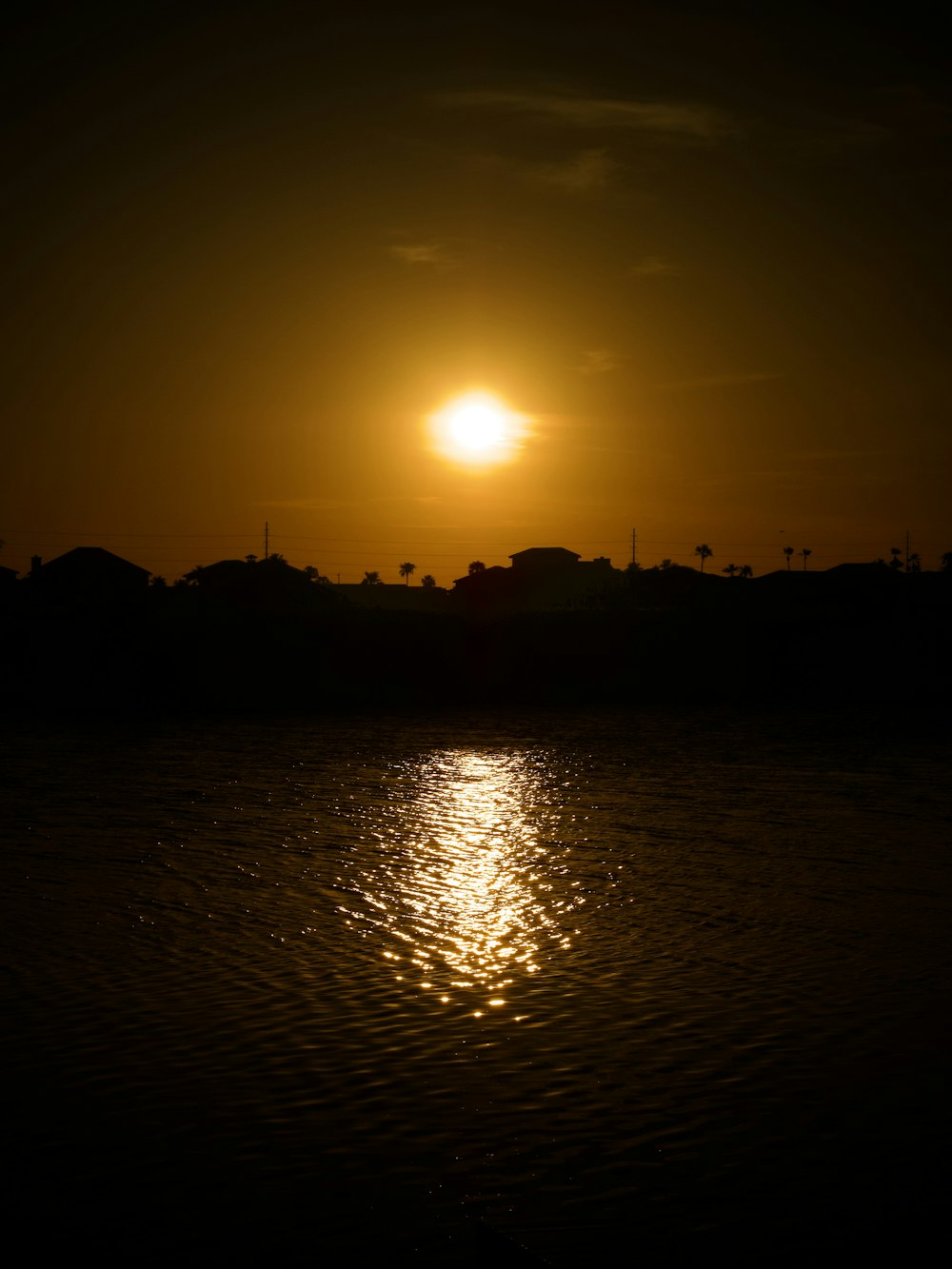 Le soleil se couche sur un plan d’eau