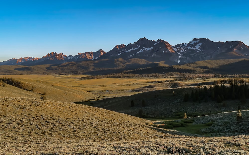 una vista di una catena montuosa da lontano