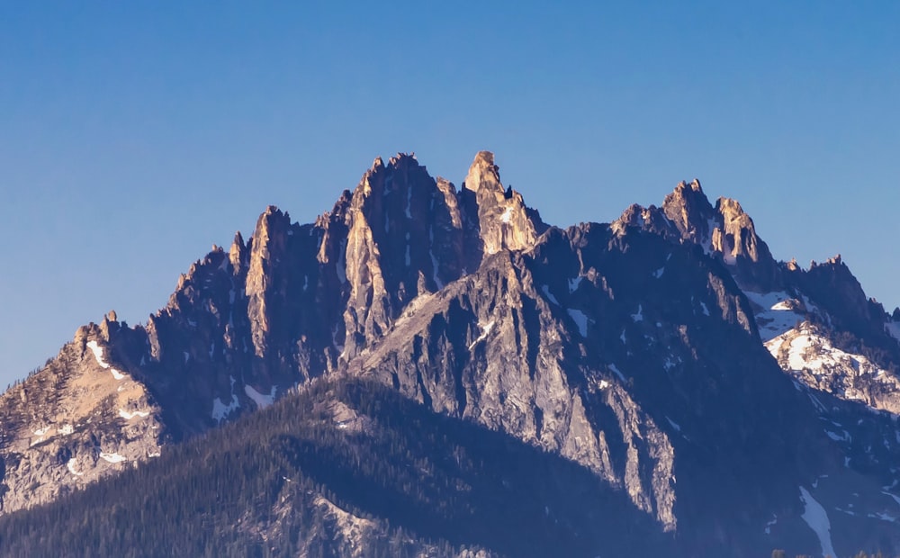 un groupe de montagnes avec de la neige sur eux