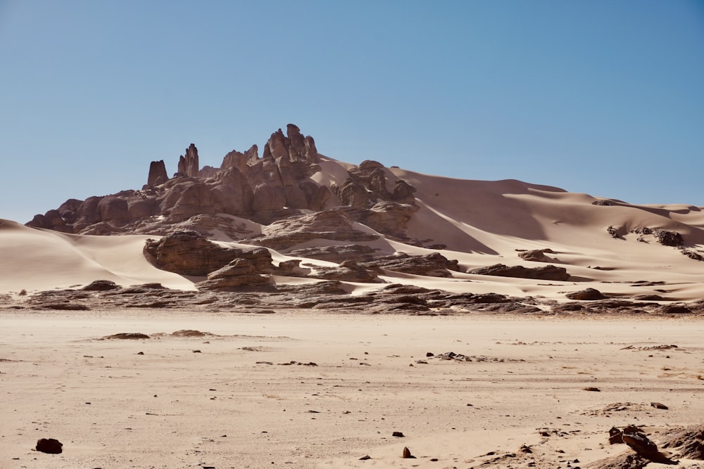 eine Wüstenlandschaft mit einem Berg im Hintergrund