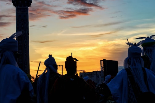 A vibrant group photo of 'bellas auroras' smiling warmly during a sunset gathering.