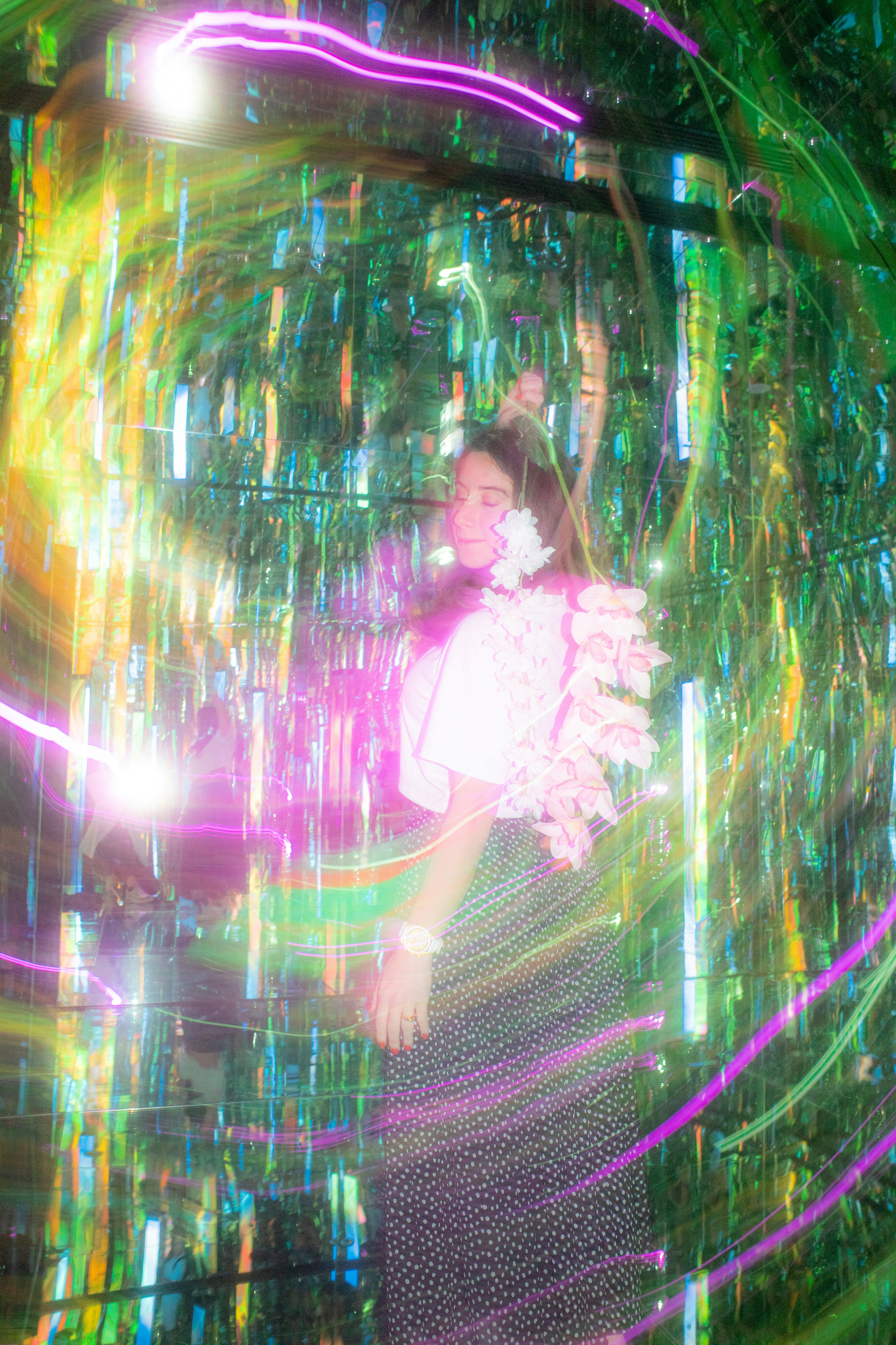 eine frau, die vor einer bunten wand steht