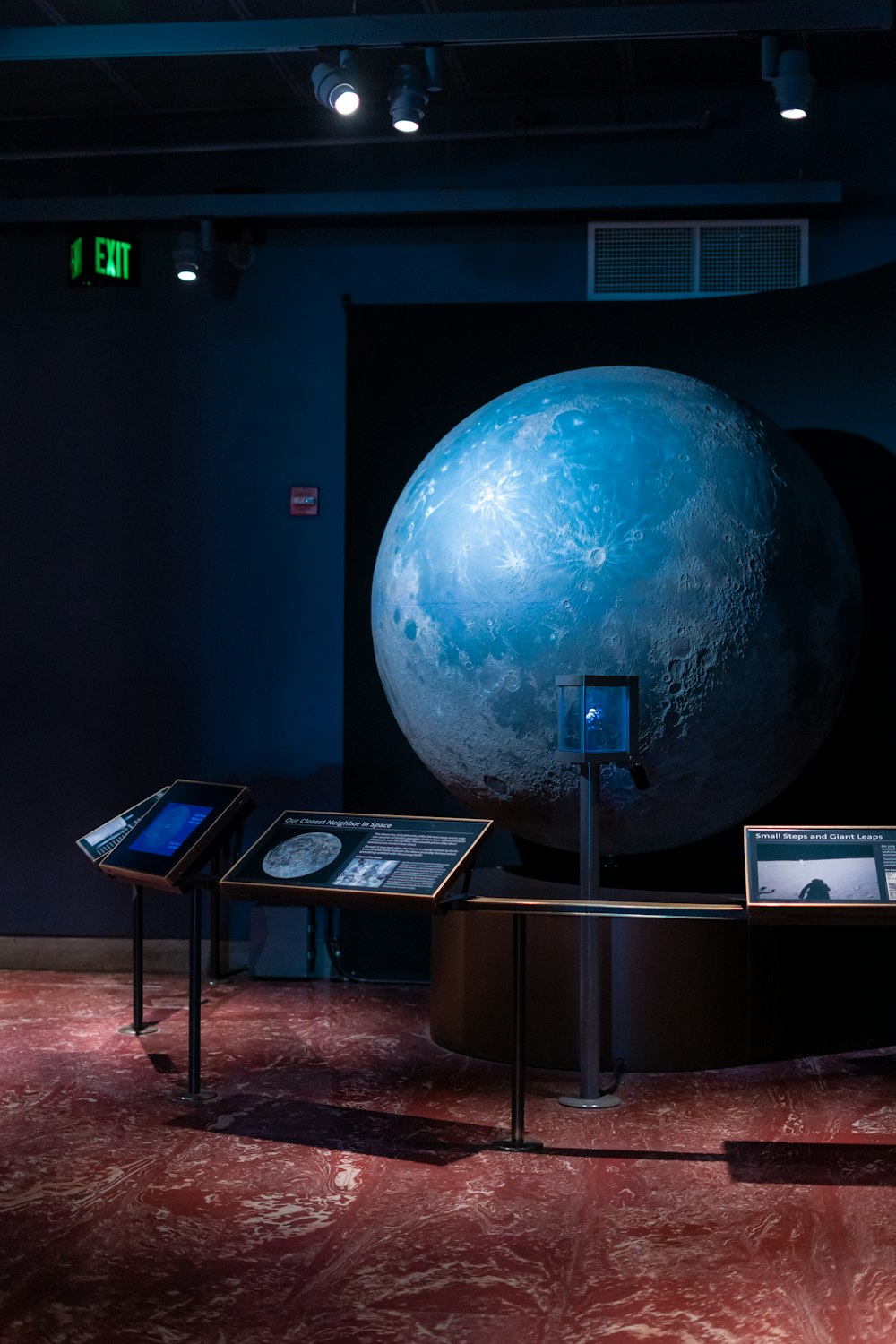 une exposition de musée avec une grande boule bleue exposée