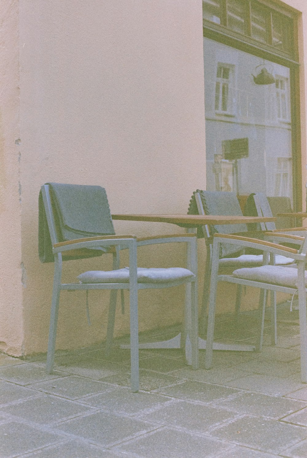 ein paar Stühle, die auf einer Terrasse sitzen