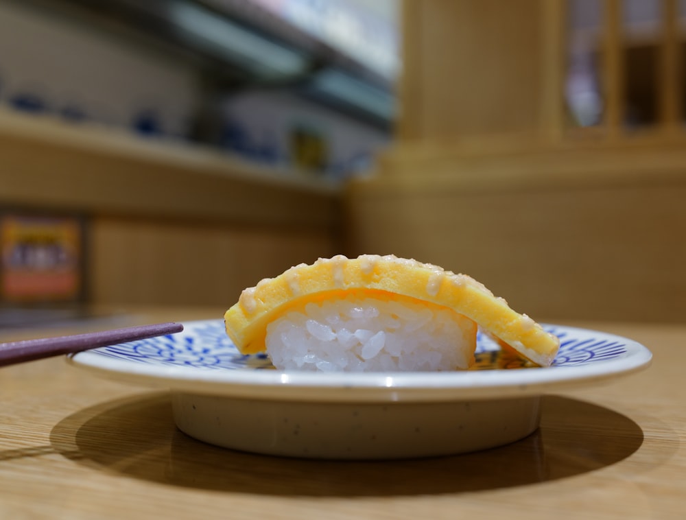 Un plato blanco cubierto con un trozo de sushi