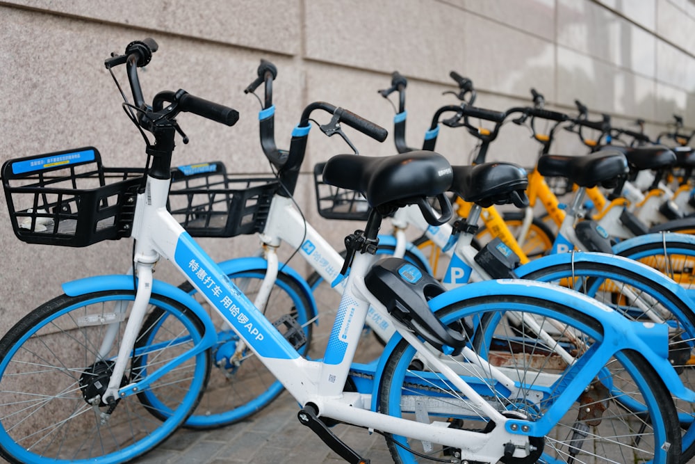 a row of bikes parked next to each other