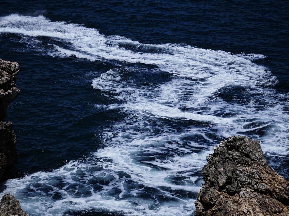 Un par de barcos que están en el agua