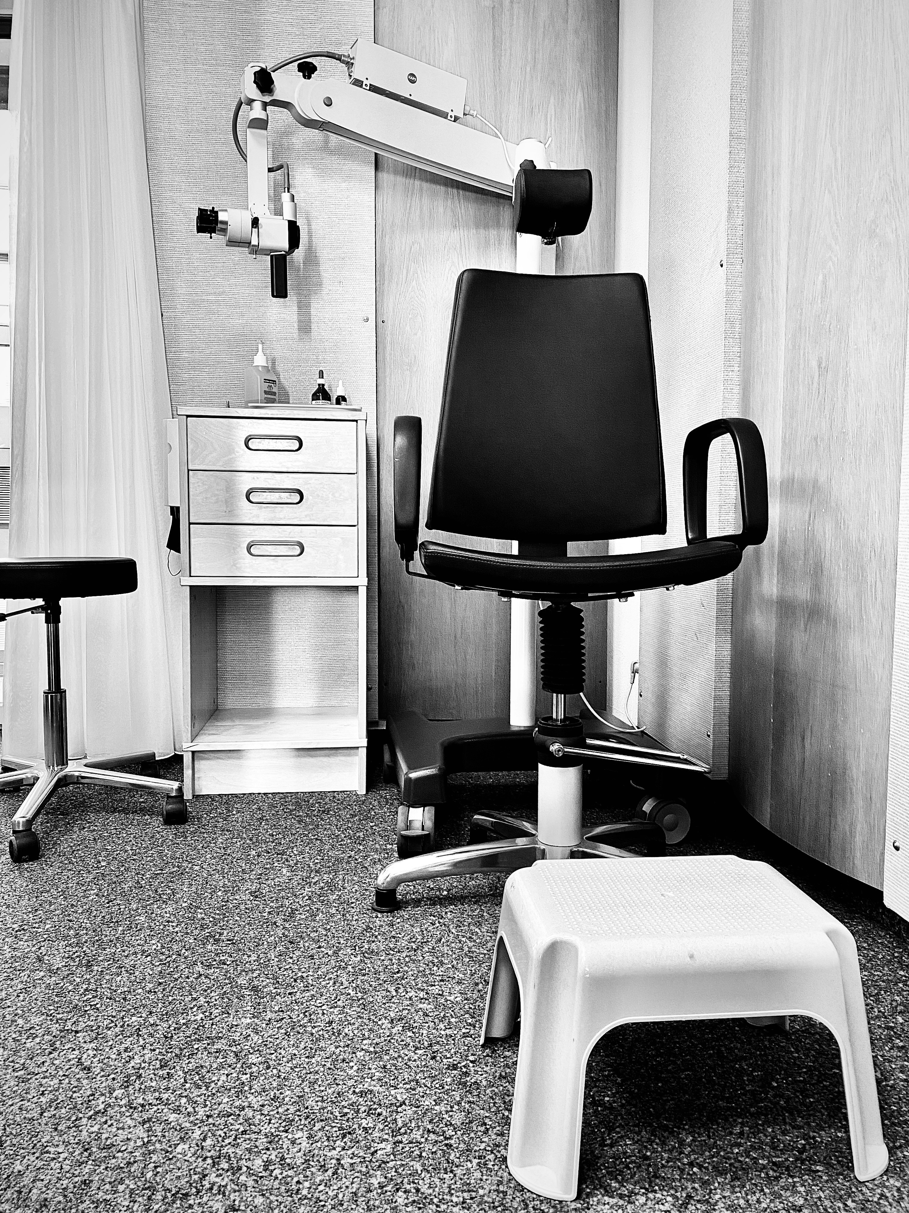 The Importance of Gynecologist Chairs: Enhancing Comfort and Safety in Women's Health