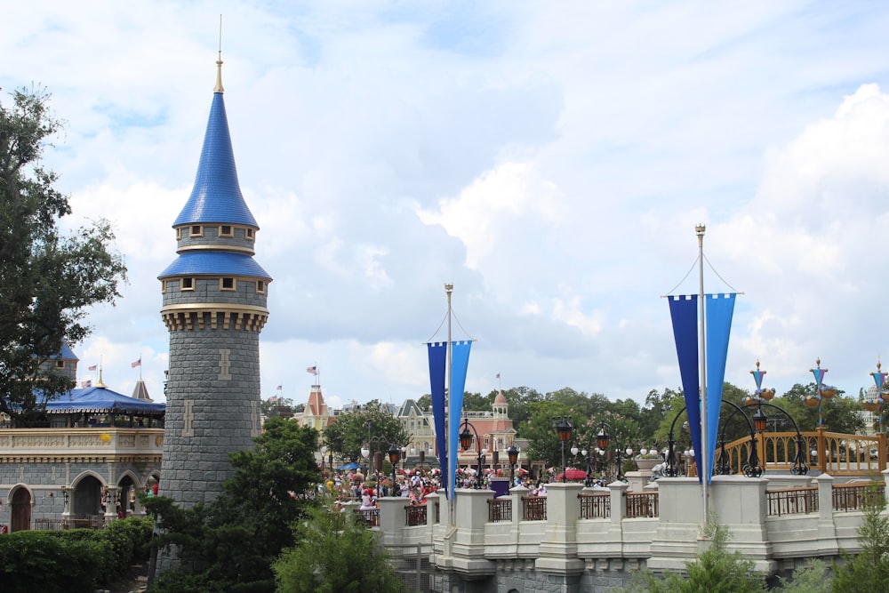 uma estrutura semelhante a um castelo com um telhado azul