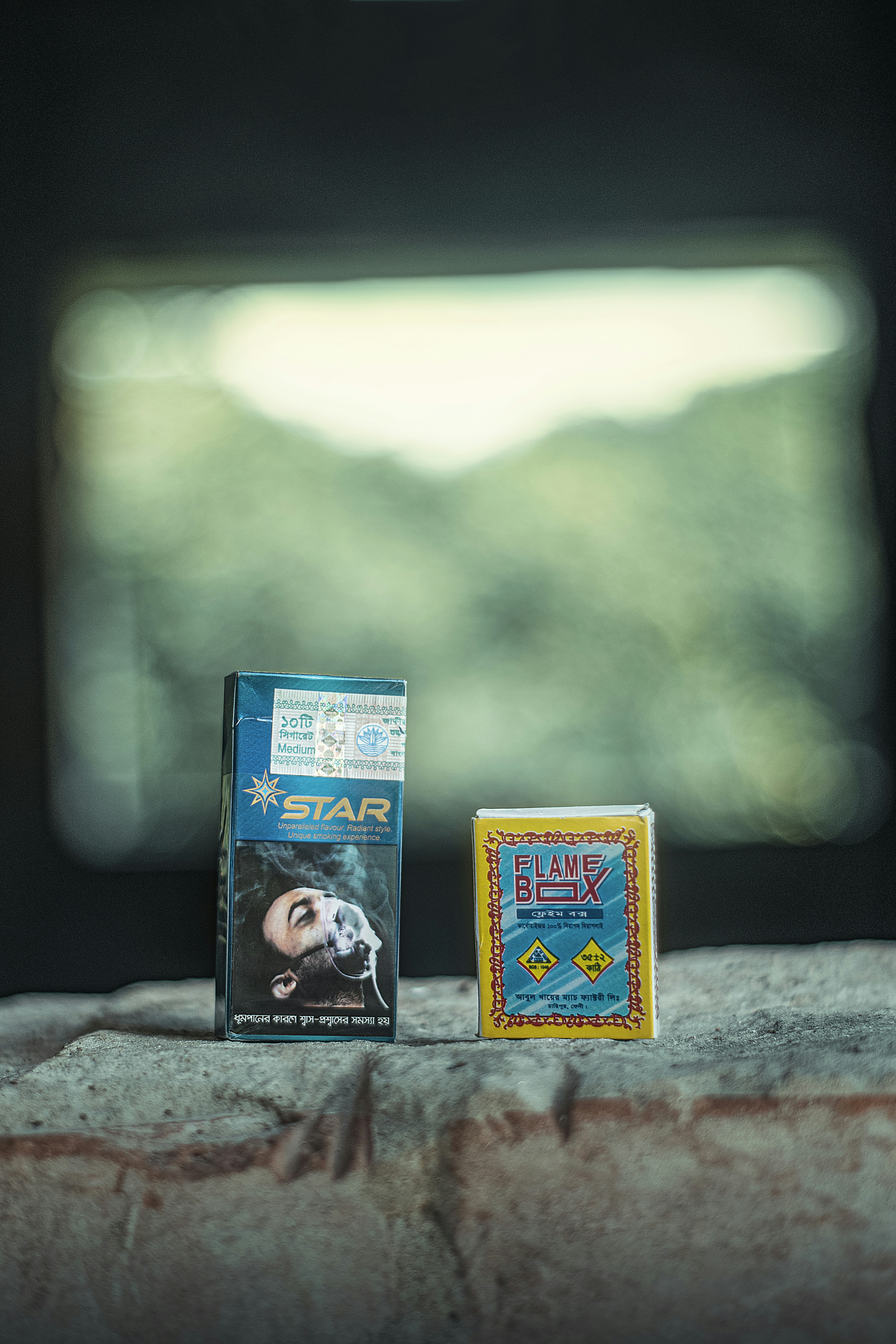 eine Schachtel Zahnpasta neben einer Schachtel Zahnpasta