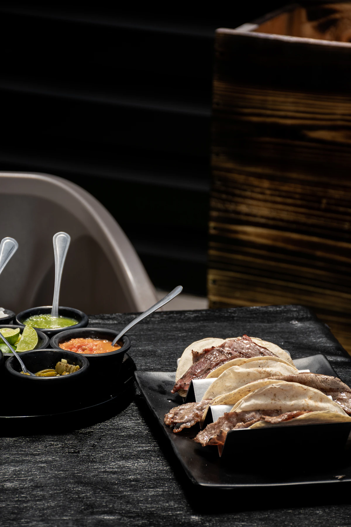 Un plat de tacos mexicains et nourriture sur une table