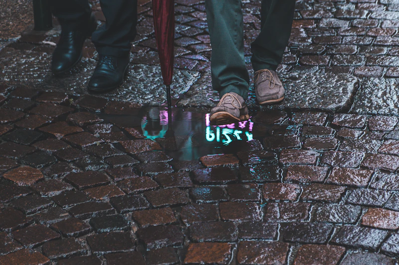 persona su skateboard lungo una strada in mattoni