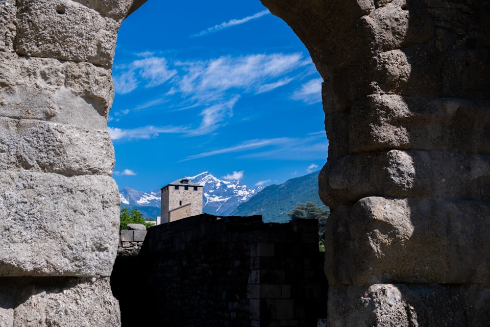 Blick auf eine Burg durch einen Steinbogen