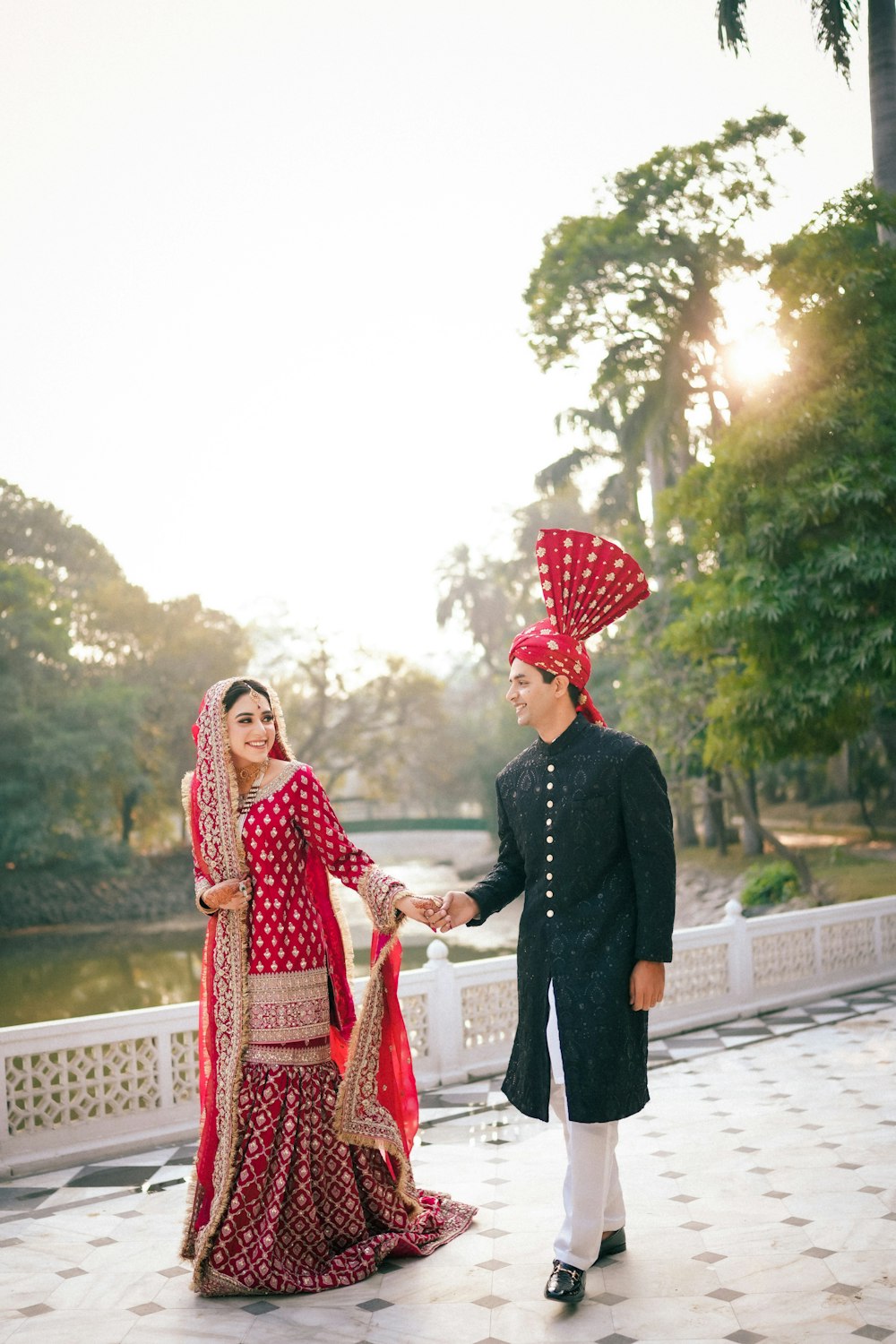 Un uomo e una donna vestiti in abiti indiani foto – Shahrah-e-Quaid-e-Azam  Immagine gratuita su Unsplash