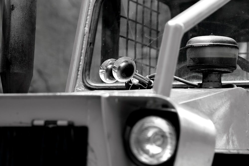 ein Schwarz-Weiß-Foto des Seitenspiegels eines Lastwagens