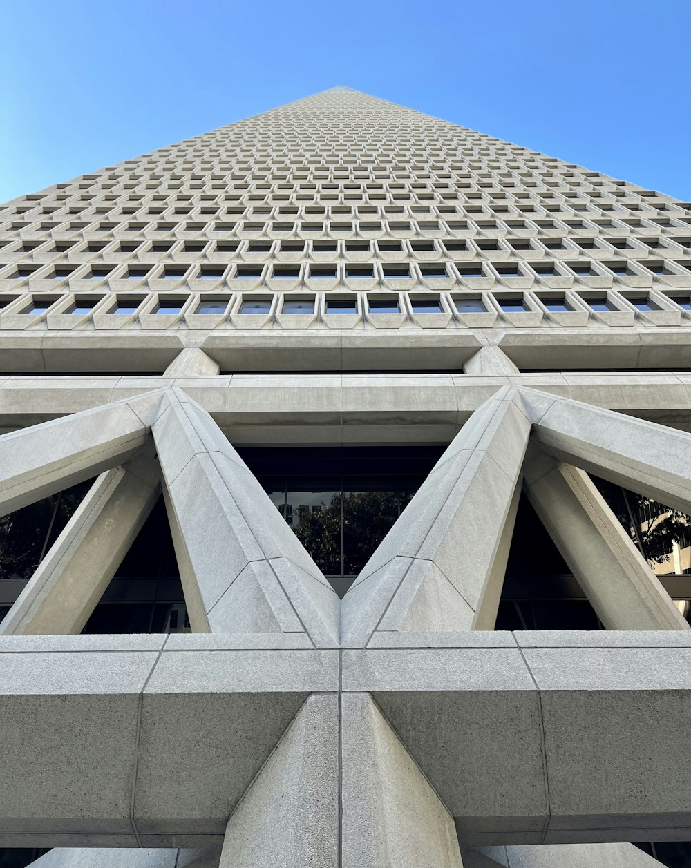 Un edificio molto alto con molte finestre