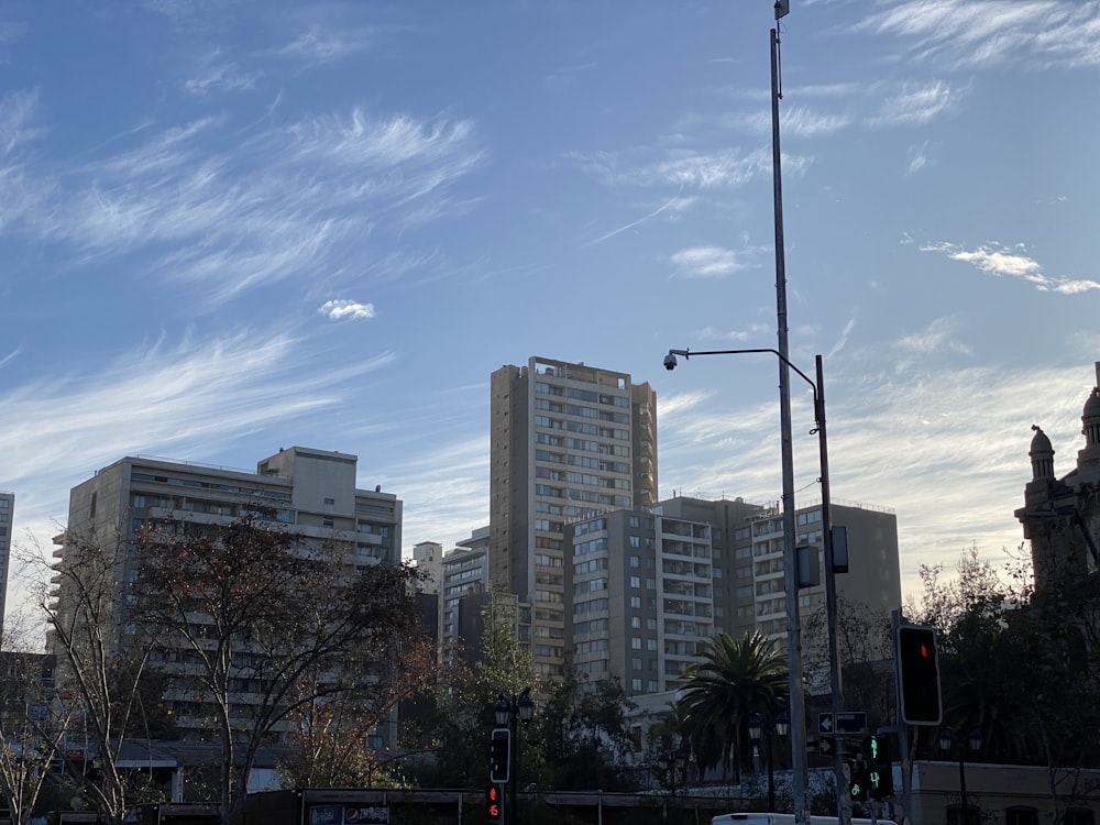 Eine Stadt mit hohen Gebäuden und einer Ampel