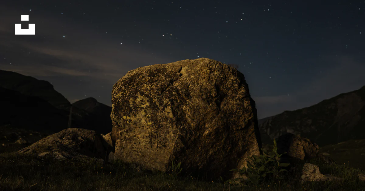Gran Roca Foto Una gran roca sentada en medio de un campo – Imagen Naturaleza ...