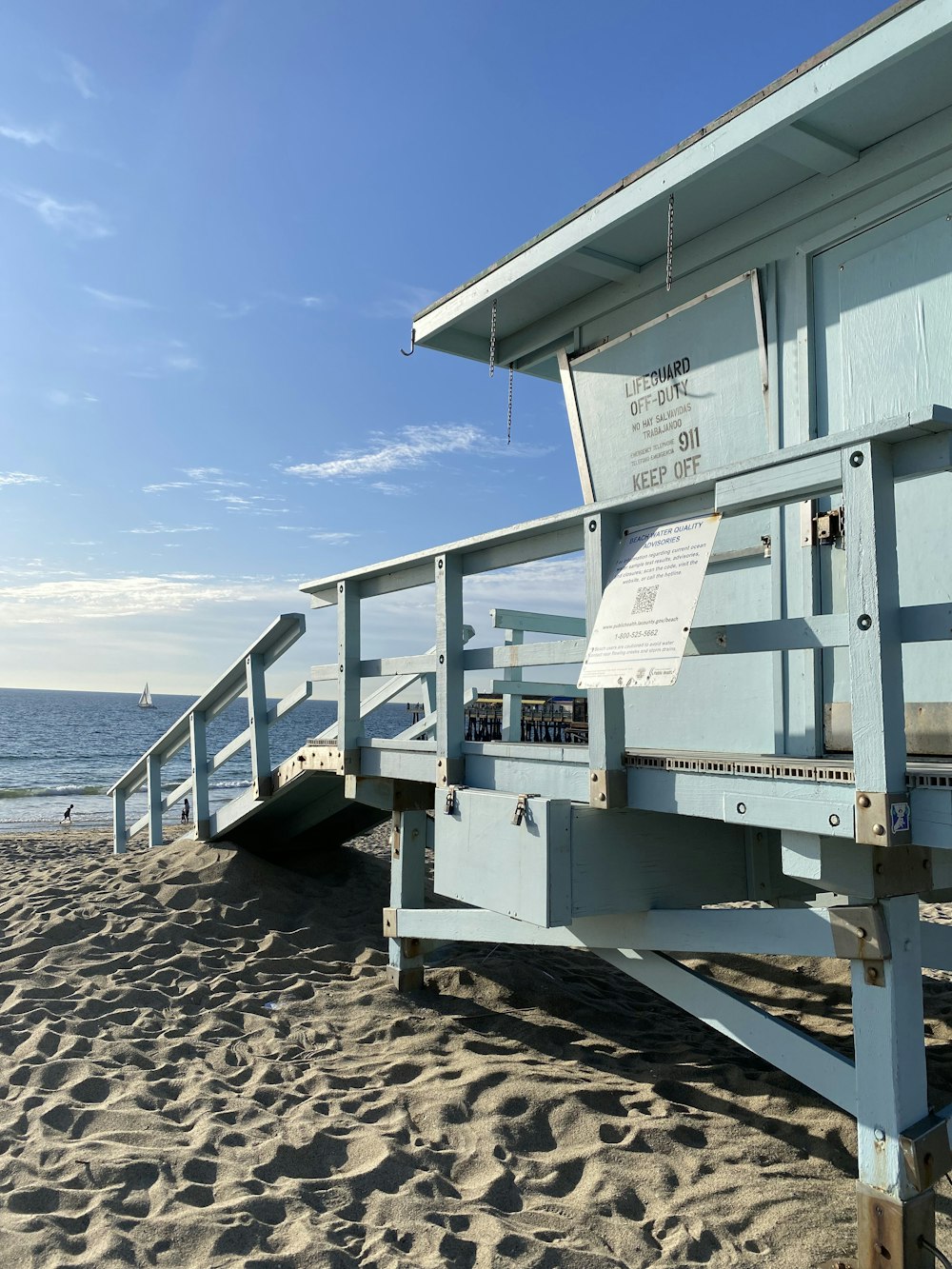 Una estación de salvavidas sentada en la playa junto al océano