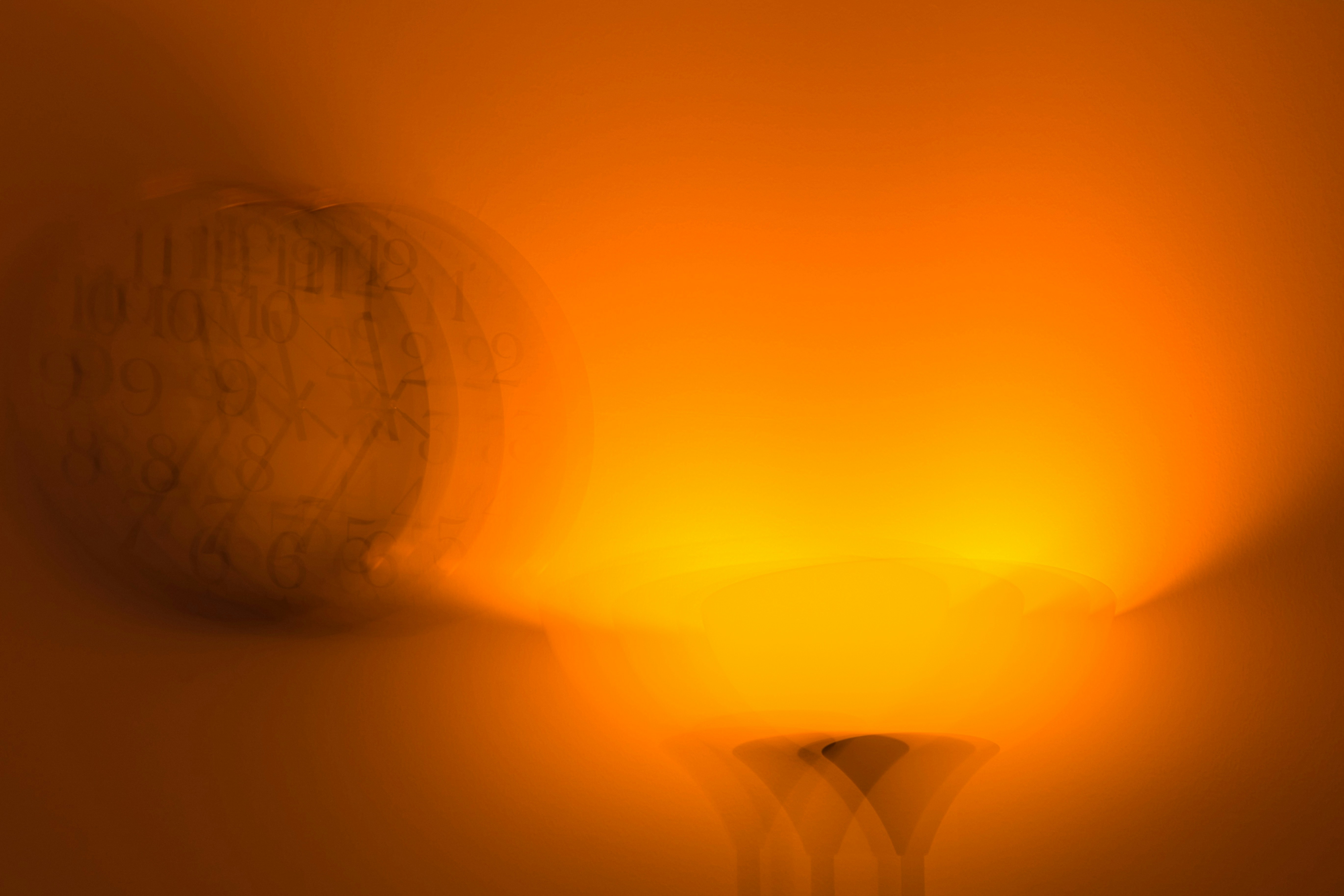 ein Licht, das in einem Raum eingeschaltet ist