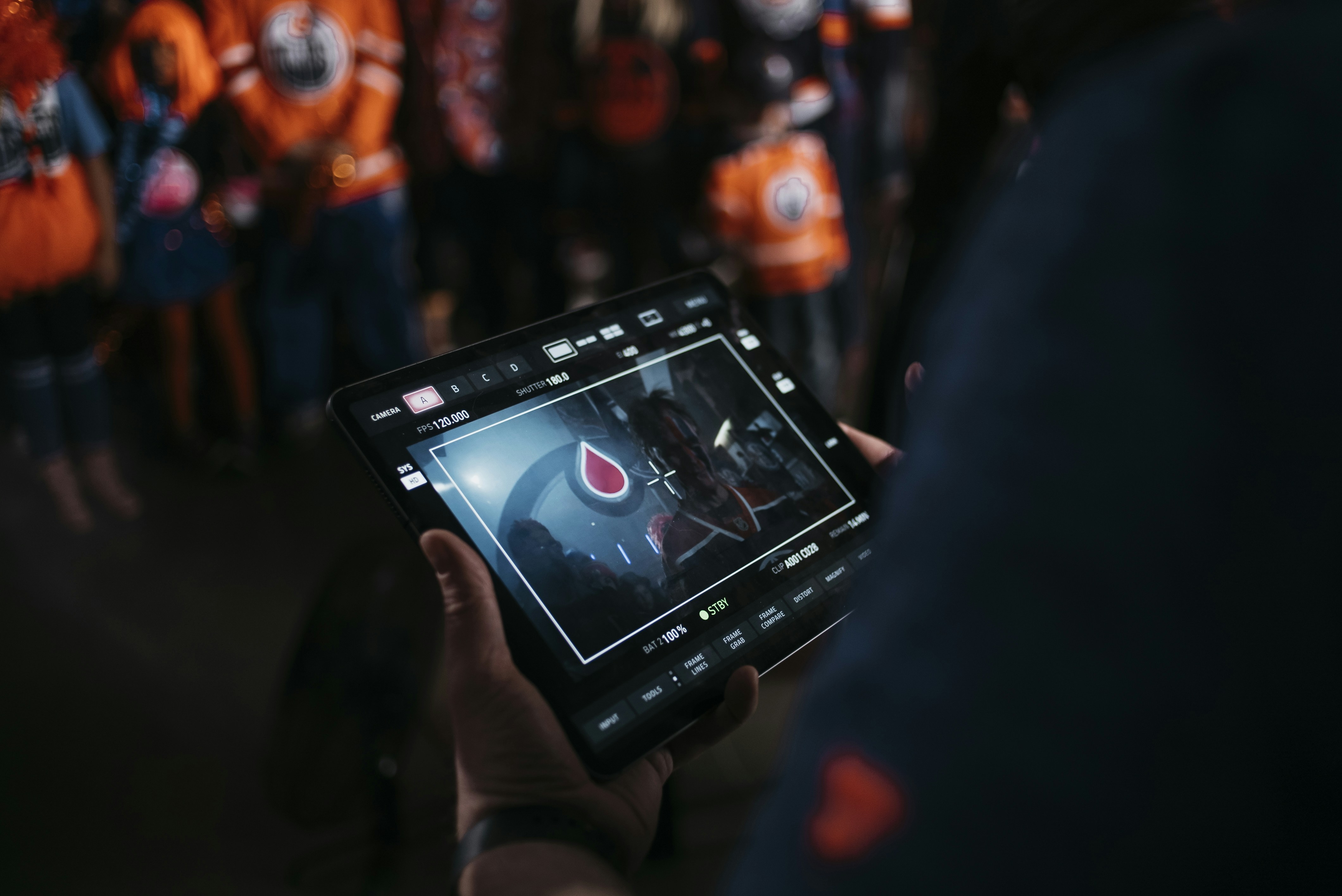 Una persona sosteniendo una tableta con un video en ella