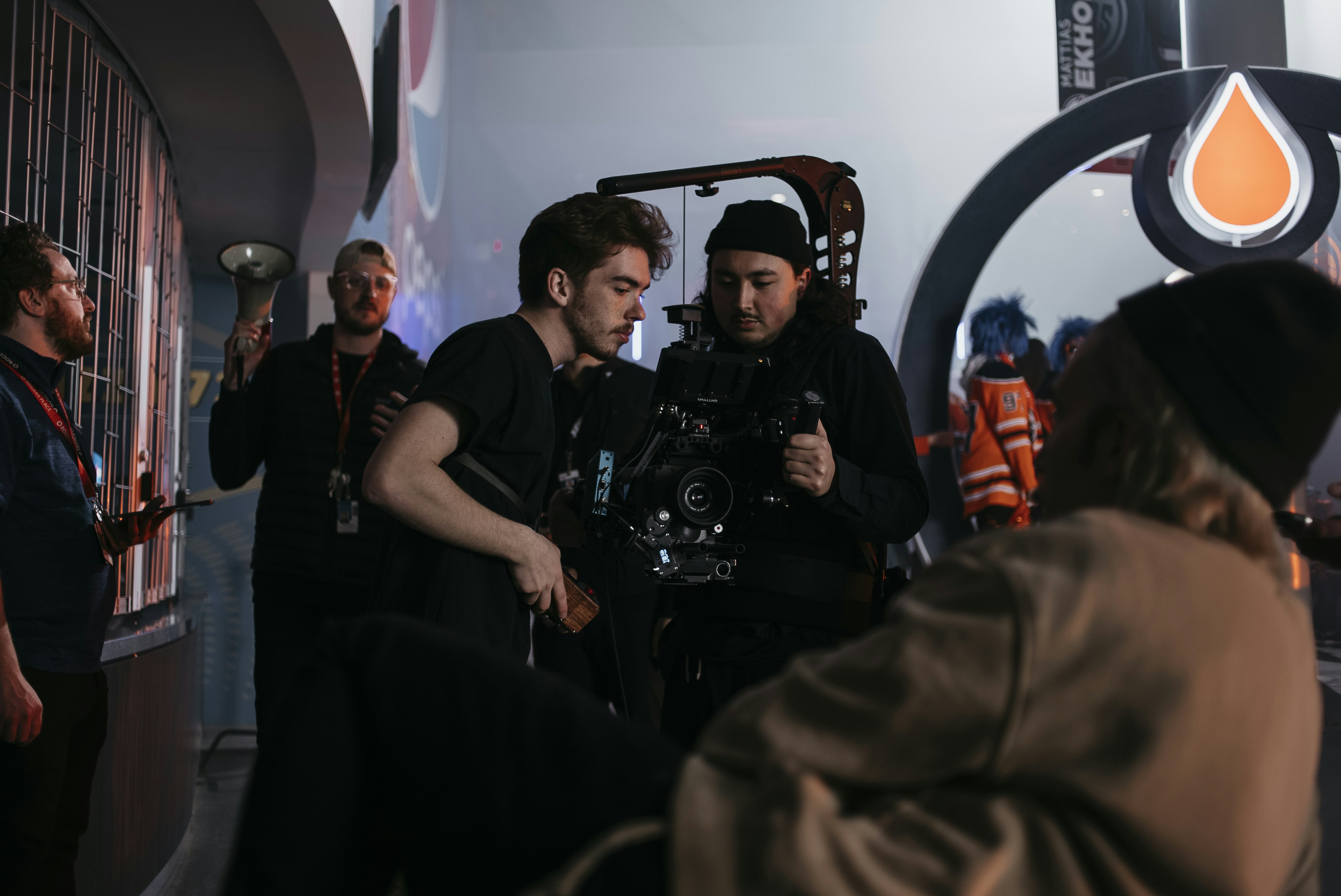 Un grupo de personas de pie alrededor de una cámara