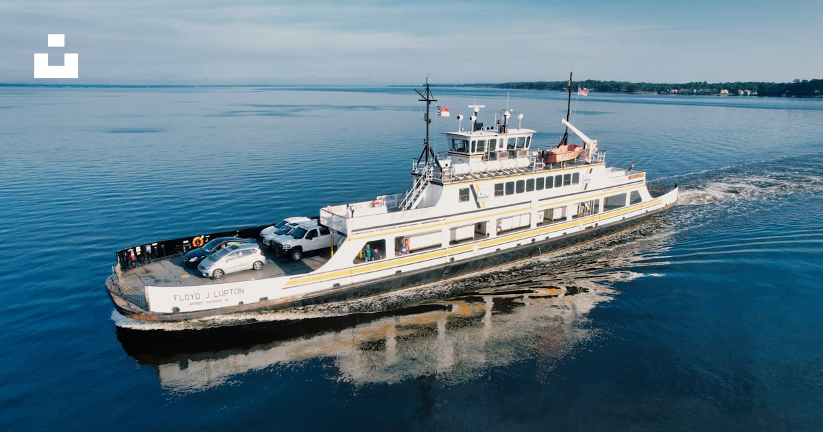 Un Grand Bateau Flottant Au dessus D un Plan D eau Photo Photo Ferry un-grand-bateau-flottant-au-dessus-d-un-plan-d-eau-photo-photo-ferry